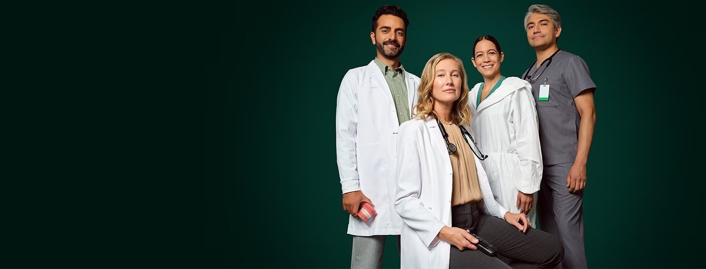 Professionnels de la santé posant en uniforme.